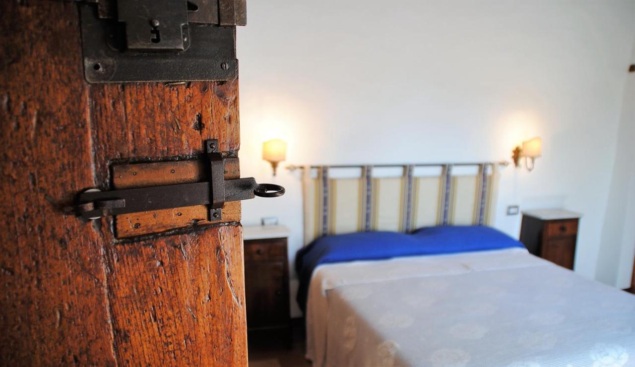 B&B Ponte La Pietra Gubbio Buitenkant foto